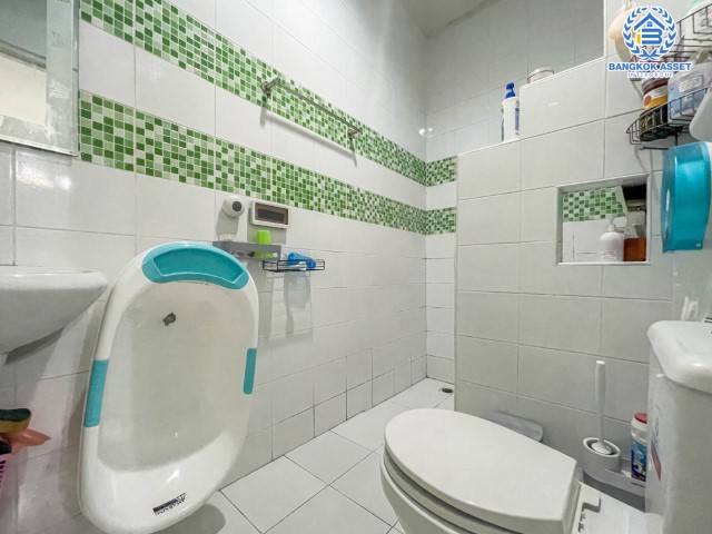 *****ทาวน์เฮ้าส์มือสองย่านกรุงเทพฯ ม.มณฑล8 เลียบคลองทวีวัฒนา เนื้อที่กว้างขวางถึง 22.5 ตร.ว. ฟังก์ชัน 3 ห้องนอน 2 ห้องน้ำ 1 ที่จอดรถ บ้านสภาพใหม่ พร้อมอยู่ บนทำเลดี เชื่อมต่อถ.เพชกษม, ถ.พุทธมณฑลสาย3, ถ.กาญจนาภิเษก ใกล้เดอะมอลล์บางแค และรถไฟฟ้าสายสีน้ำเงิน "สถานีหลักสอง" ราคาดีสุดในย่านนี้!